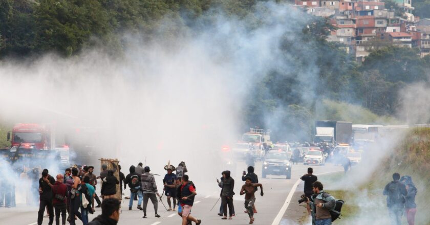 PM atira bombas de gás contra protesto indígena e libera rodovia em SP
