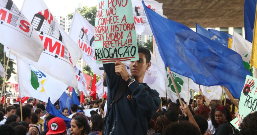 Estudantes fazem passeata pela revogação do novo ensino médio em SP