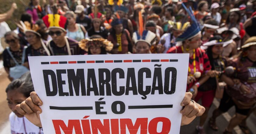 Parlamentares instalam frente em defesa dos direitos indígenas