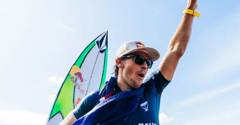 Surfe: Jack Robinson e Carissa Moore vencem em Pipeline
