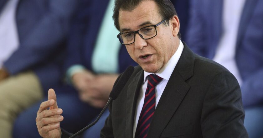 Ministro defende liberação de verba do FAT para alunos do ensino médio