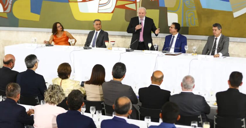 Lula diz a reitores que educação vai sair do obscurantismo