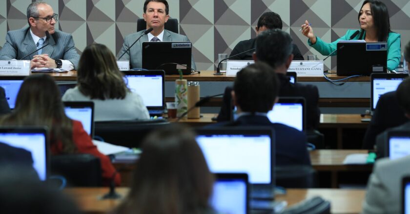 Relatora da CPMI rebate versão de coronel sobre mensagens a Mauro Cid