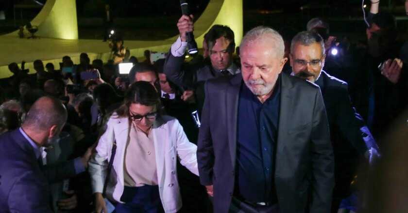 Lula e governadores atravessam a Praça dos Três Poderes e vão ao STF