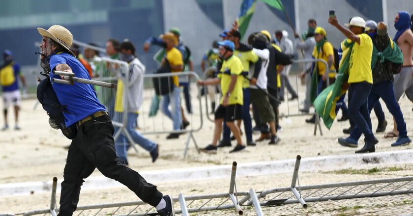 Planalto e STF têm vidros e móveis depredados
