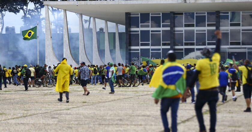 Imagens inéditas de câmeras de segurança mostram invasão do STF