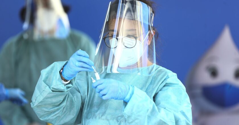 Covid-19 não acabou e vacinação segue fundamental, alerta ministra