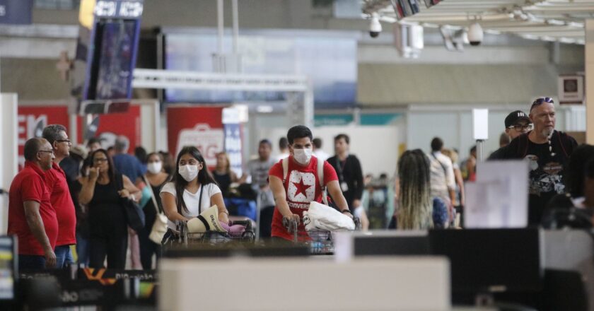 Anvisa deixa de exigir teste de covid-19 para entrada no país