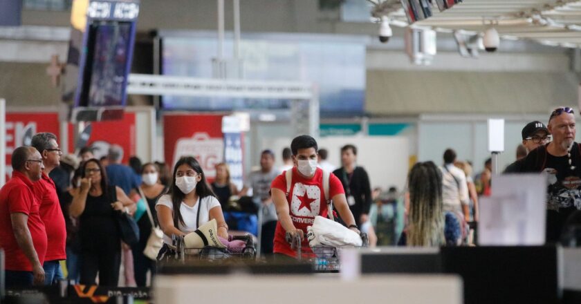 Brasil levanta uso obligatorio de mascarillas en aeropuertos y aviones