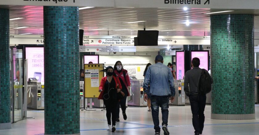 Com metroviários em greve, três linhas de metrô estão paradas em SP