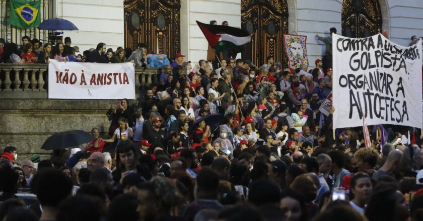 Ataques golpistas são condenados em ato pela democracia na Cinelândia