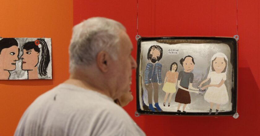 Artista de Alagoas expone cuadros sobre telenovelas y la vida rural