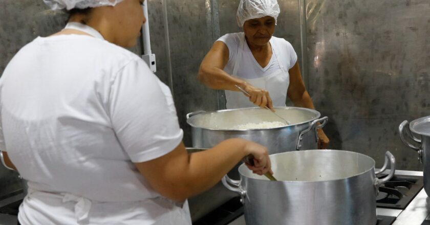 Iniciativa de entrega de marmitas é transformada em cozinha escola