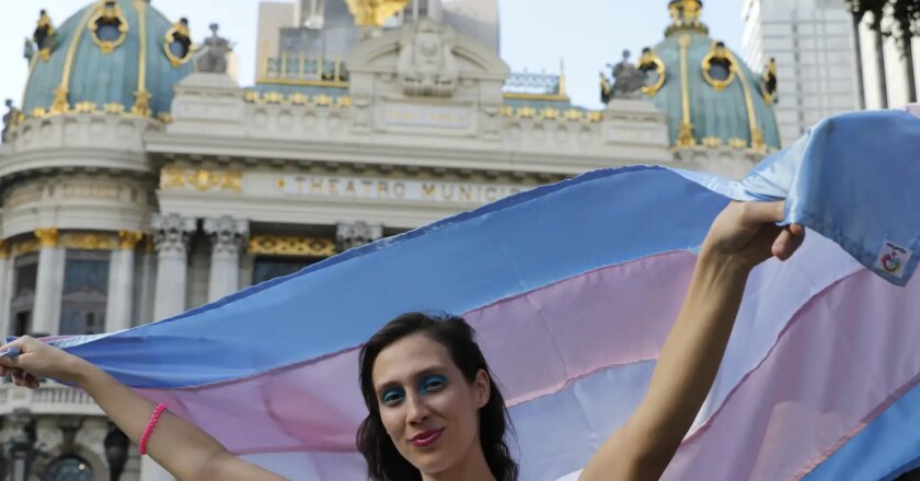 Cantora lírica trans que ensaiava escondida diz: “a voz me moldou”