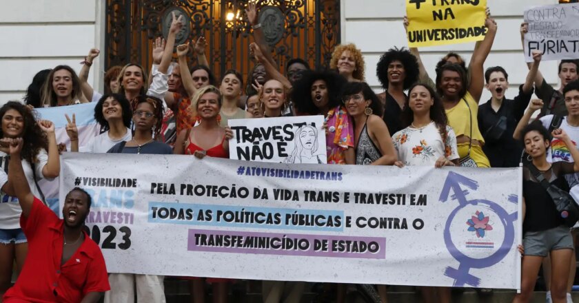 Visibilidade trans: ato reúne manifestantes no centro do Rio