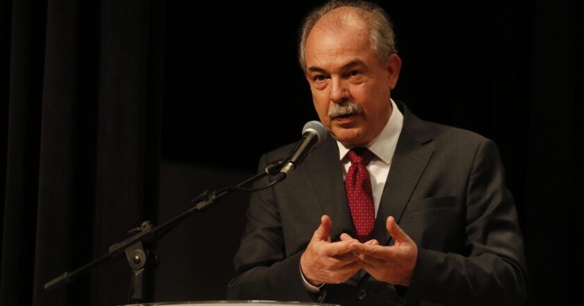 Juro é obstáculo para função social do BNDES, afirma Mercadante