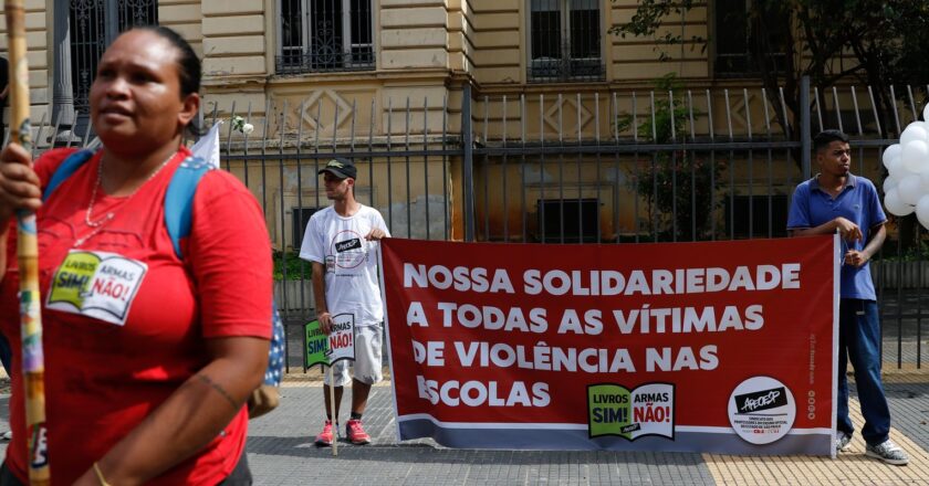 Em ato contra a violência, professores criticam condições de trabalho