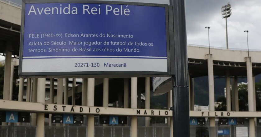 Prefeitura instala placas da Avenida Rei Pelé, em frente ao Maracanã