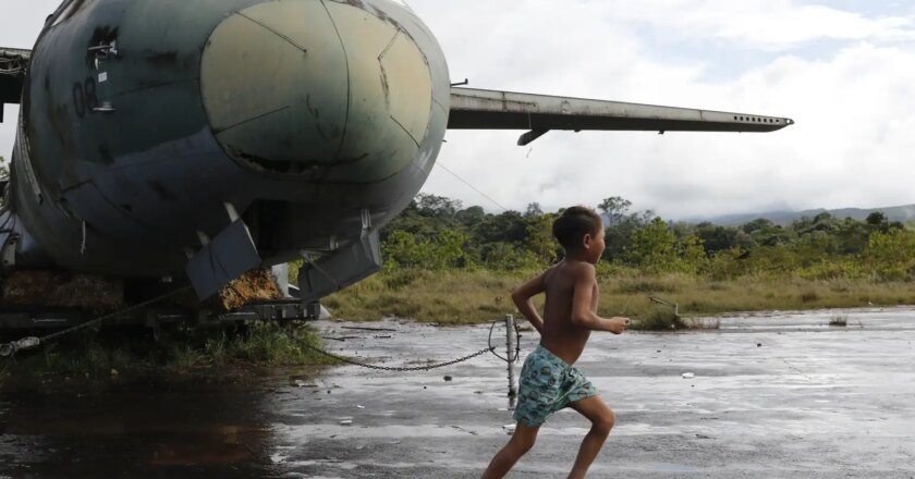 Militares trabalham durante a noite para reformar pista em TI Yanomami