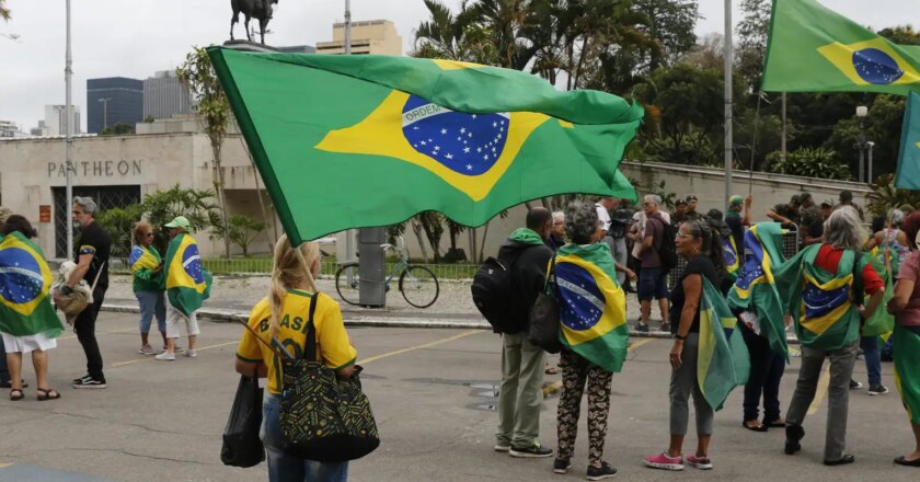 Bolsonaristas desmontam acampamento em frente ao Comando Militar no RJ