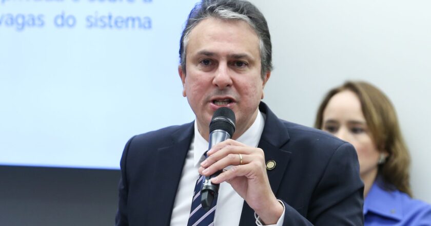 Ministro descarta prioridade para escolas cívico-militares