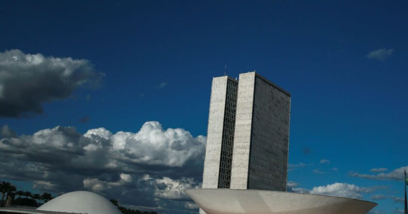 Congresso aprova Orçamento com salário mínimo de R$1.320 para 2023