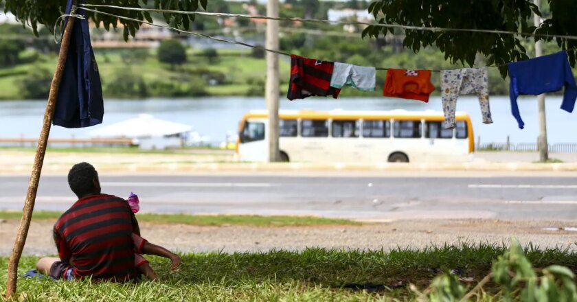 Famílias carentes acampadas em Brasília ficam indiferentes à Copa