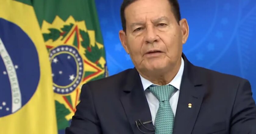 Mourão: Brasil muda de governo a partir de janeiro, mas não de regime