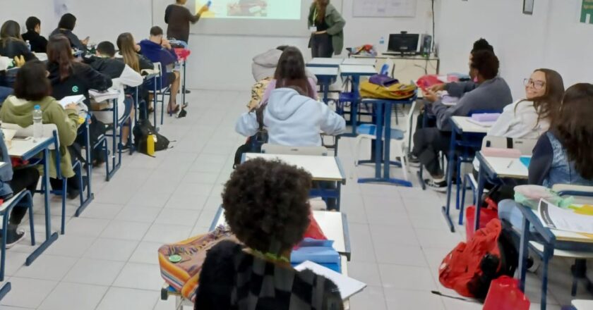 “Mudou minha visão de mundo”, diz ex-aluna de cursinho popular