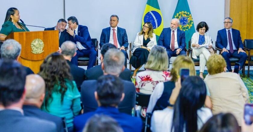 Lula assina projeto de lei que garante verba para piso da enfermagem