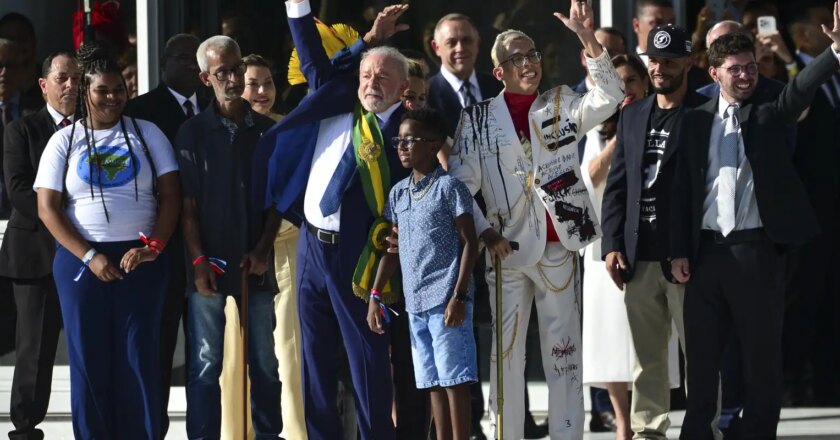 Sepa quiénes le entregaron la banda presidencial a Lula