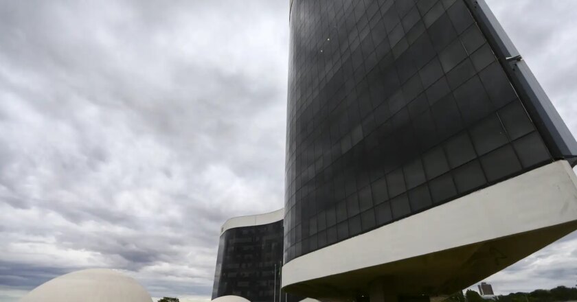 Moraes desbloqueia recursos do PP e Republicanos em ação sobre urnas