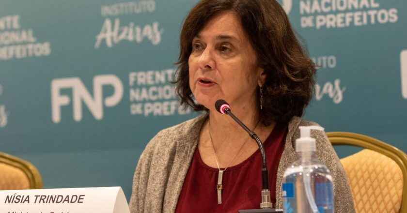 “É hora de intensificar a vacinação”, diz ministra sobre covid-19