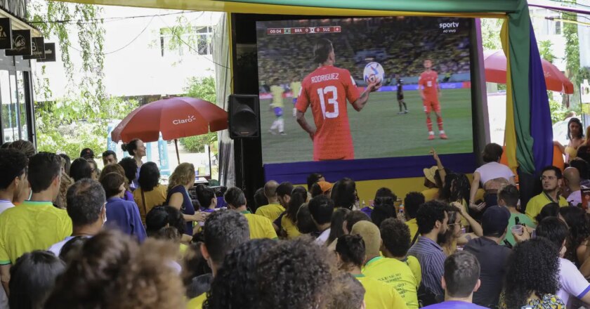 Entre uma venda e outra, comerciários acompanham vitória do Brasil