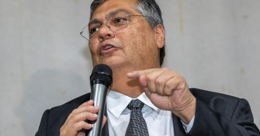 Dino nega vínculo entre operação da PF e entrevista do presidente Lula