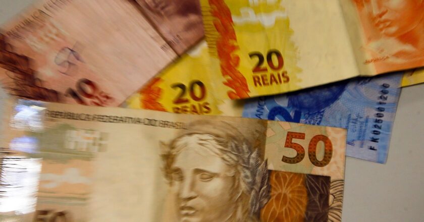 Nascidos em março e abril podem sacar abono a partir de quarta-feira