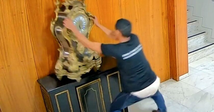 Suíços se oferecem para consertar relógio destruído no Planalto