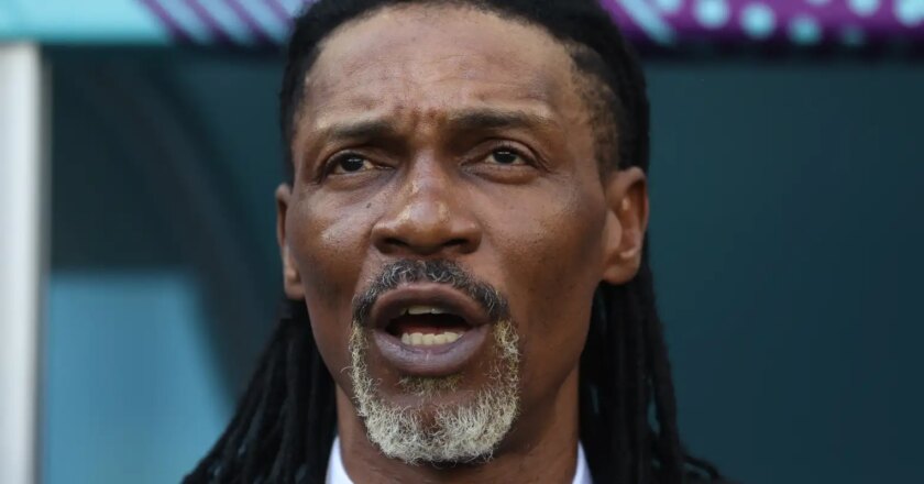 Técnico camaronês exalta espírito de luta e explica situação de Onana