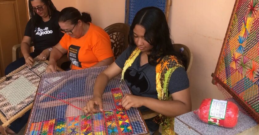 Colorido do bordado filé de Alagoas encanta artesãs francesas