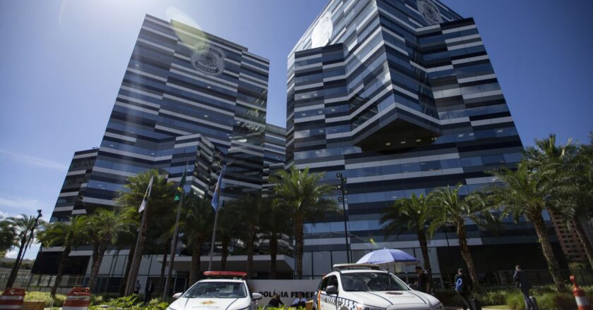 Bolsonaro chega à PF para depor sobre adulteração em cartão de vacina