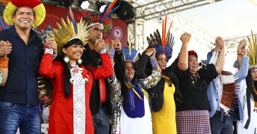 Jovens indígenas resistem a tentativas de apagar a sua cultura