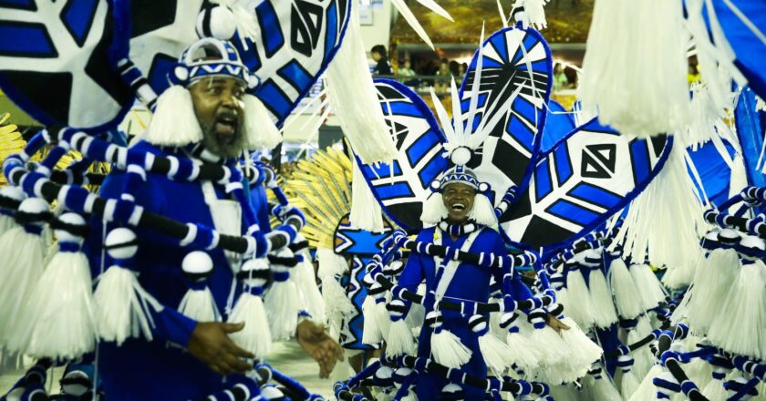 Sapucaí reúne historiografia e delírio no segundo dia de desfiles