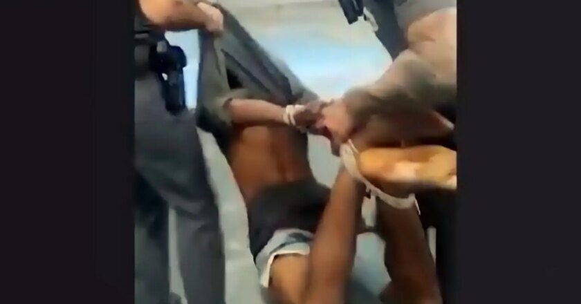 Vídeos mostram PMs amarrando pés e mãos de suspeito já algemado