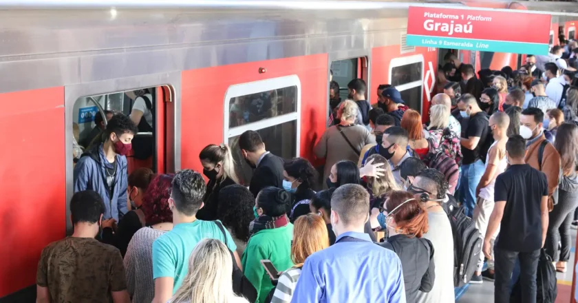 Máscaras voltam a ser obrigatórias no transporte público de São Paulo