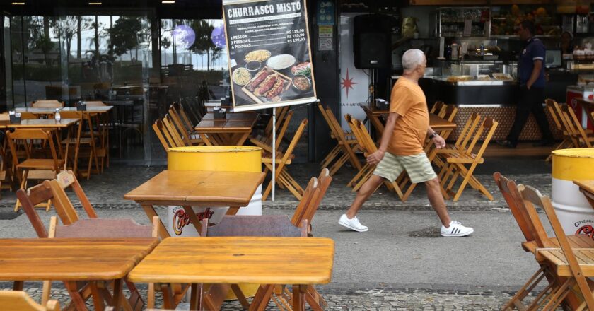IBGE: volume de serviços cai 3,1% em janeiro em relação a dezembro