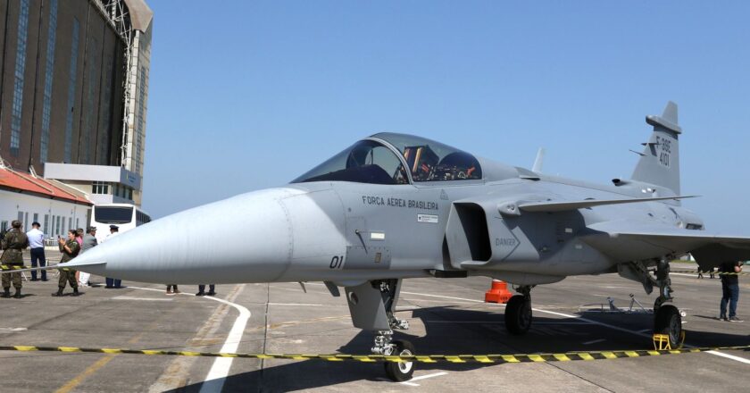 Lula participa de inauguração de linha de produção de caças Gripen