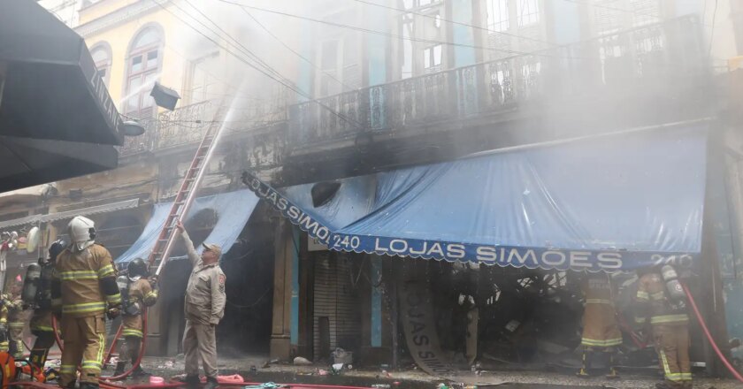 Incêndio consome loja no centro do Rio