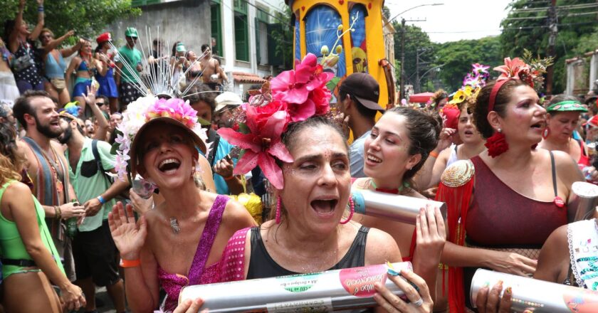 Foliões celebram volta do carnaval do Rio com o bloco Céu na Terra