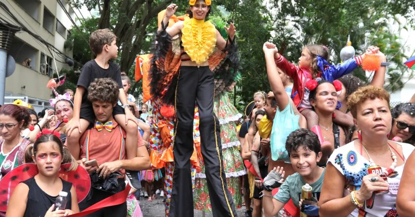 Bloco Gigantes da Lira embala crianças e adultos na Zona Sul do Rio
