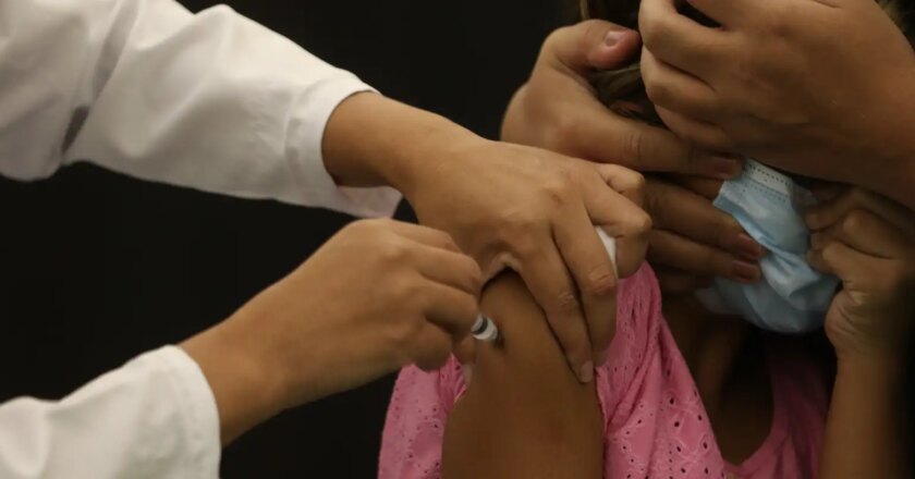 Lote de 754 mil doses da CoronaVac vai reforçar vacinação de crianças